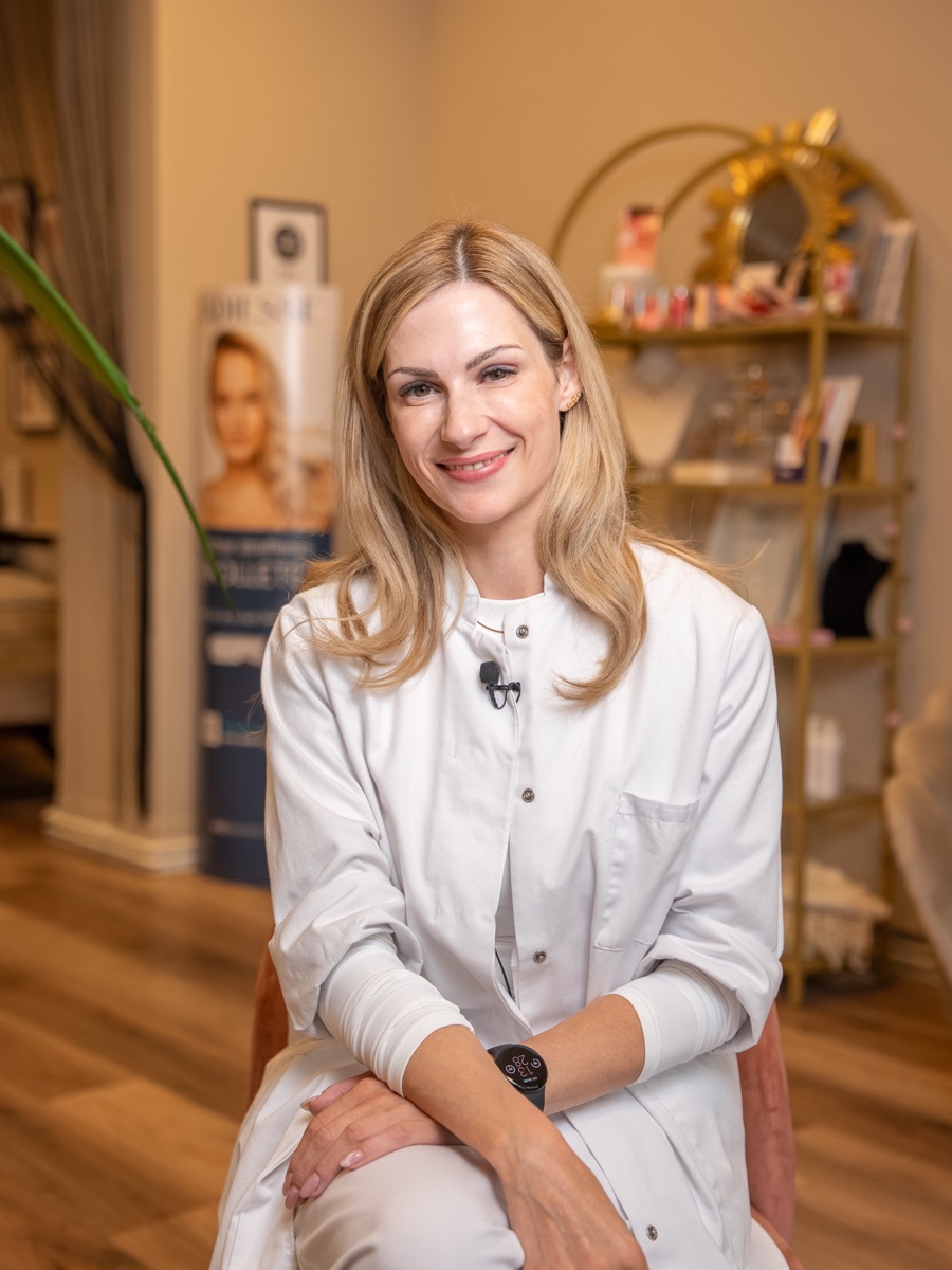 Juliane Koppe, Heilpraktikerin und Biologin, in ihrer Praxis