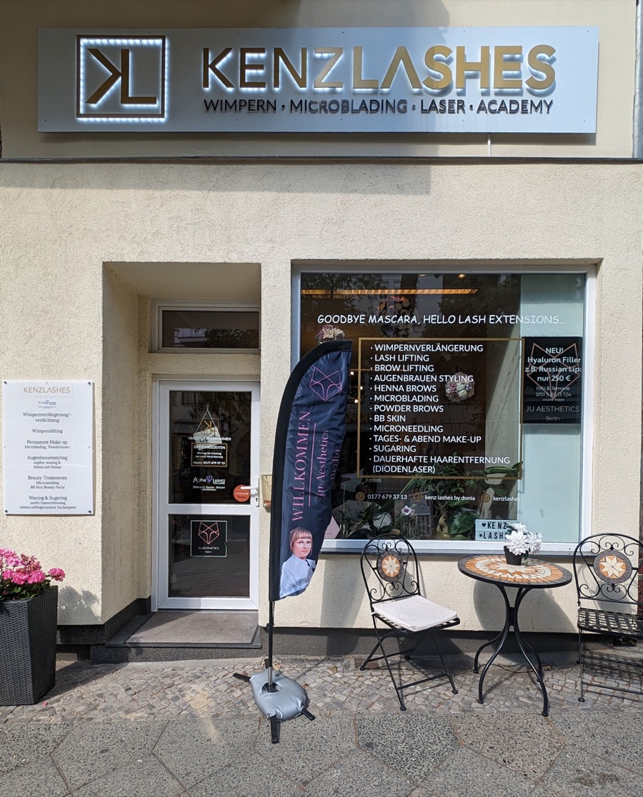 Eingang Albrechtstraße 126: Schaufenster des Studios Kenzlashes mit der Fahne von Ju Aesthetics Berlin