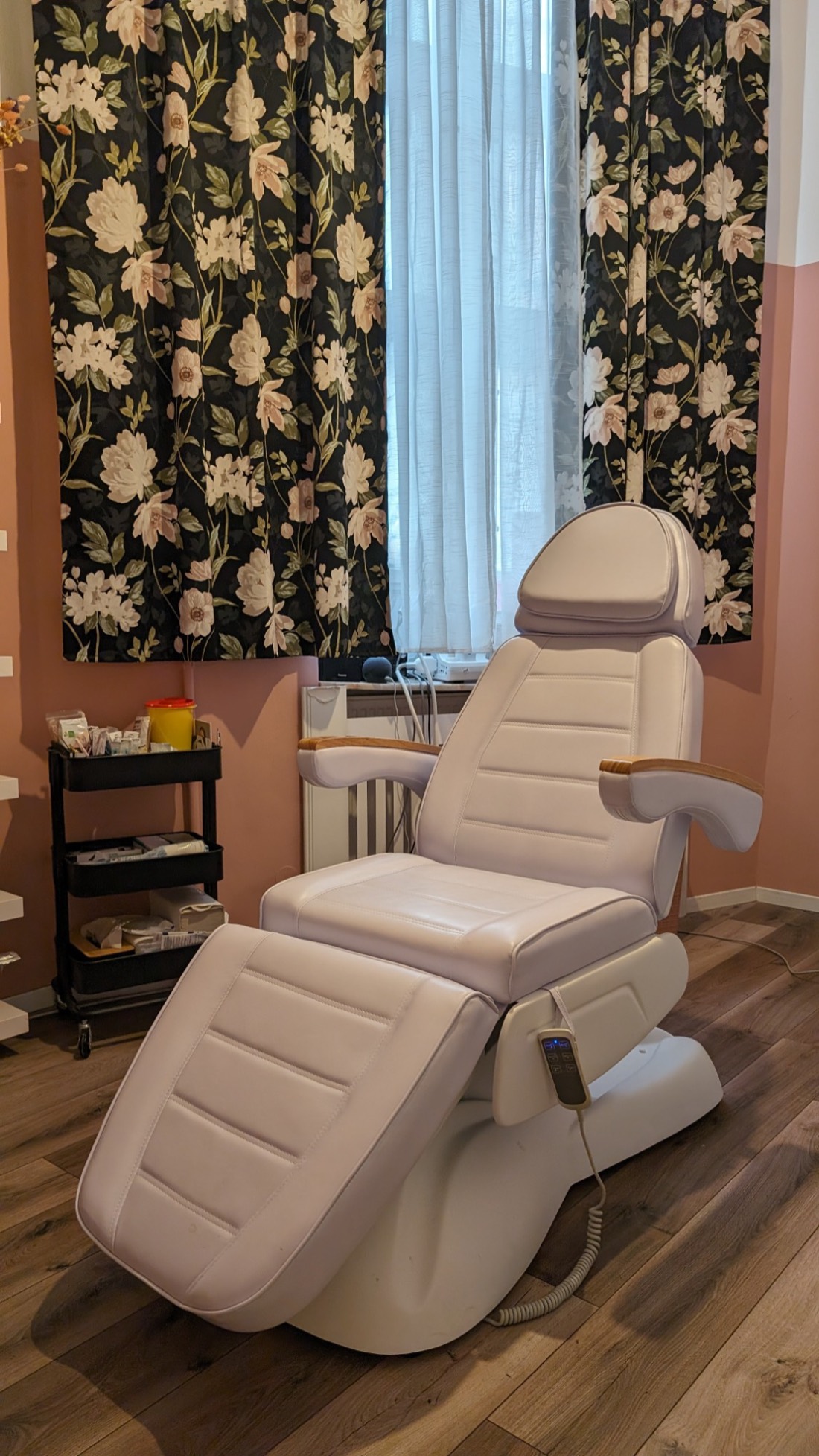 Behandlungsraum von Ju Aesthetics Berlin mit Behandlungsliege